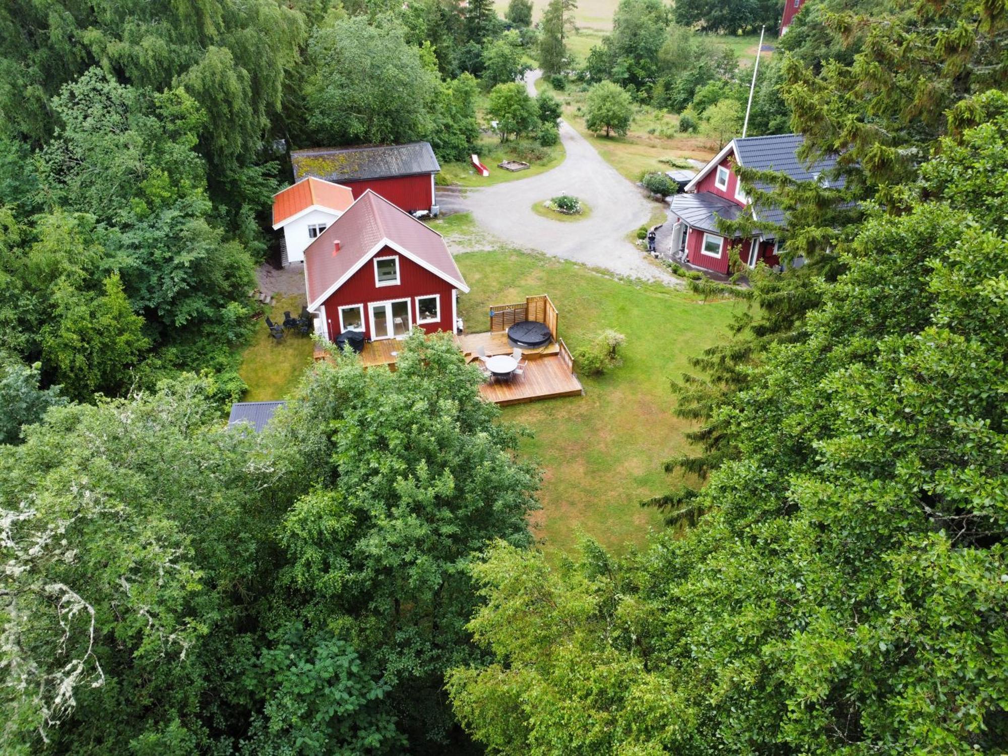 The Blomsholm Cabin - Recharge Your Electric Car Stromstad Luaran gambar