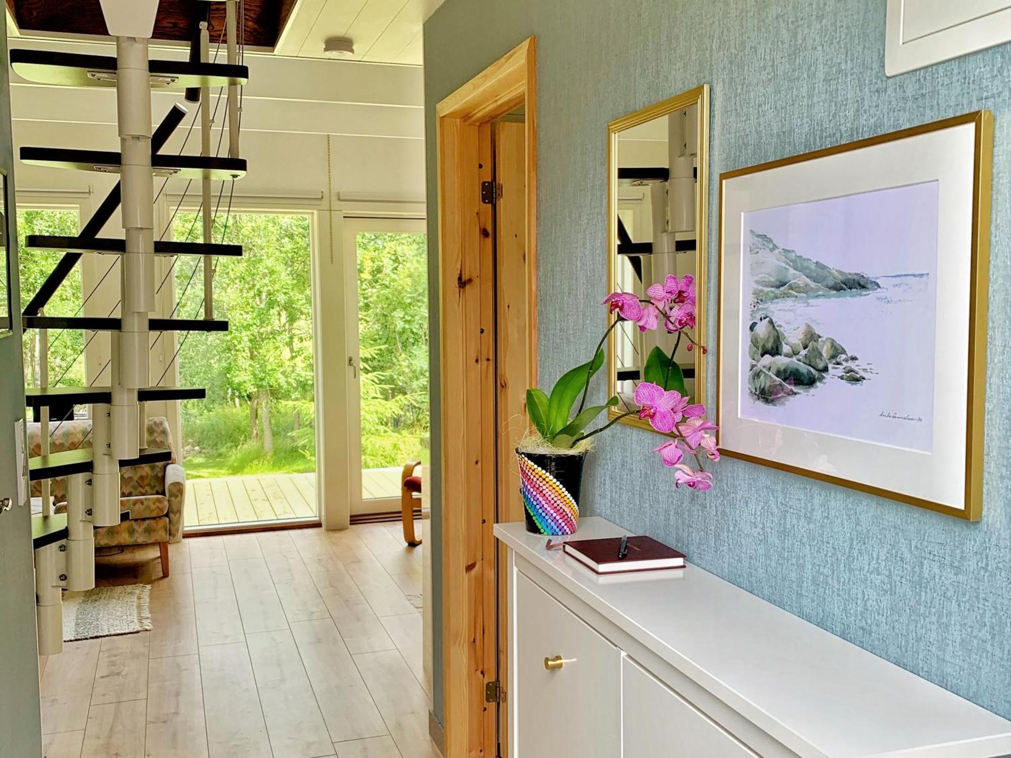 The Blomsholm Cabin - Recharge Your Electric Car Stromstad Luaran gambar